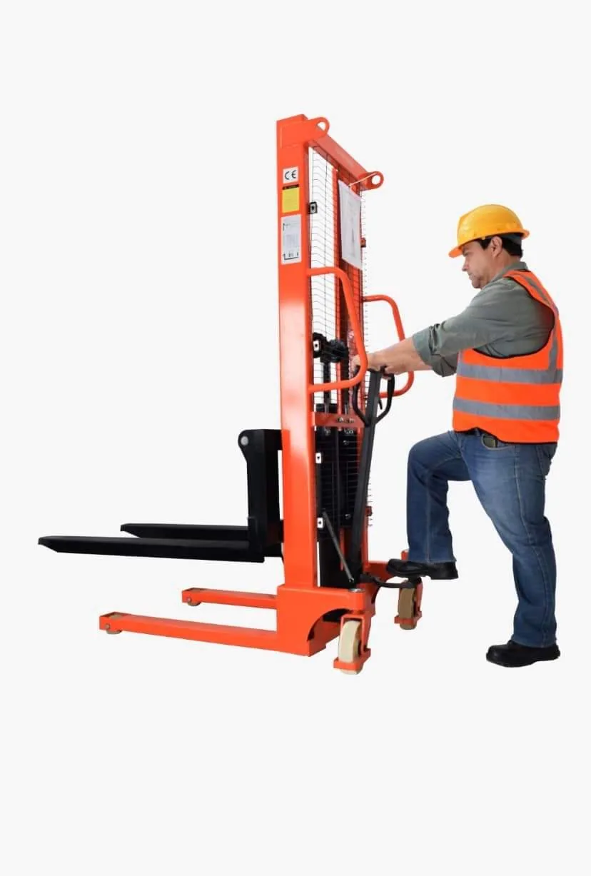 Operador con equipo de protección usando un apilador manual Montrack
