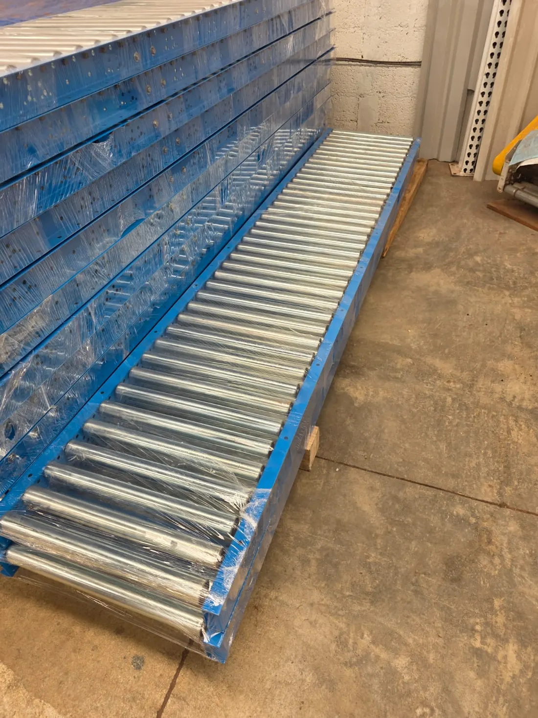 Transportador de rodillos azul nuevo embalado, listo para entrega